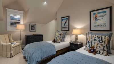 Bedroom with 2 twin XL beds (or a king bed) on upper level