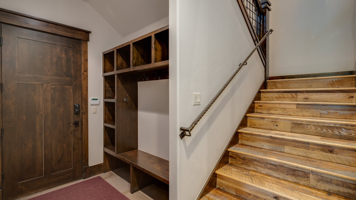 Entryway on lower level - Image 32