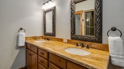 Queen suite 1 ensuite, upper level