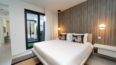 Bedroom 2: King size bed, air conditioning, HD-TV, Apple TV, safe, dressing room. En-suite bathroom,