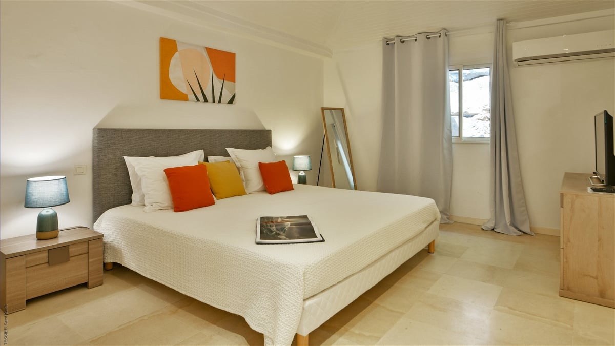 Bedroom 2: King size bed, air conditioning, HD-TV, Apple TV. Adjoining bathroom with shower, hair dr - Image 31