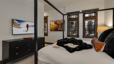 Main level king suite