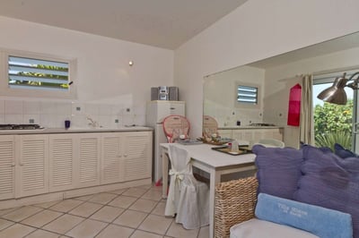 Bedroom 4: Located downstairs in an independent studio with kitchenette. Ocean view. King size bed w