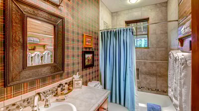 Queen room with bunk hallway bath