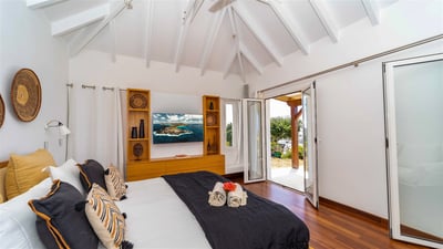 Bedroom 1: King size bed, air conditioning, HD-TV, safe, large dressing room. En-suite bathroom, sho
