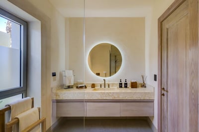 Solara – Lakefront Luxury with Gym, Sauna & Sunset