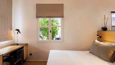 Bedroom 2: King size bed, air conditioning, HD-TV, Apple TV, safe, dressing room.En-suite bathroom, 