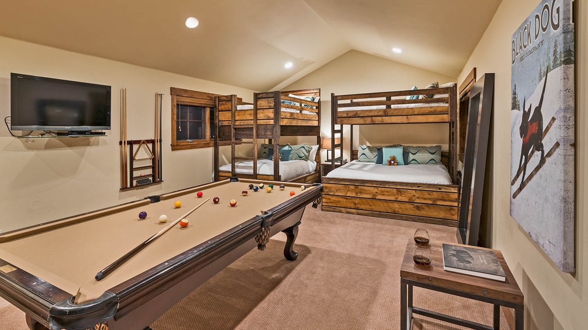 Chalet Fuego - Bunk bedroom, upper level with billiards - Image 12