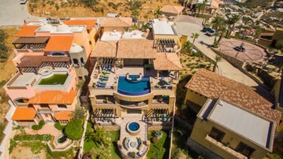 Luxury Villa Photo #32