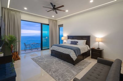 Luxury Villa Photo #37