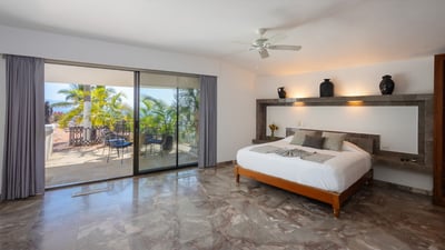 Luxury Villa Photo #35