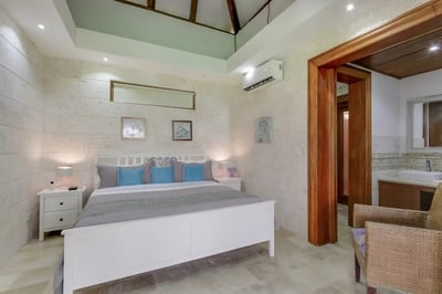 Luxury Villa Photo #24