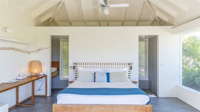 Bedroom 2: Located on the same level, in an independent bungalow. A king size bed, air conditio