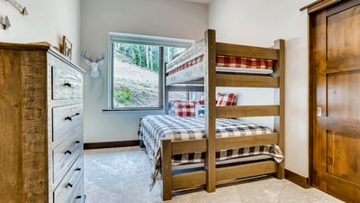 Bunk bedroom - Twin-over-Queen with Twin trundle bed on lower level