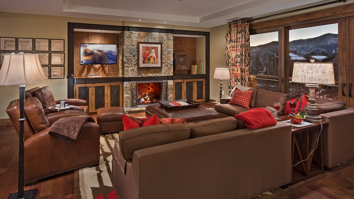 Great room has a fireplace and TV - Image 3