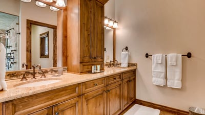 En suite bathroom for King bedroom