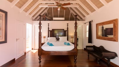 Bedroom 4: King size bed, air conditioning, HD-TV, Canal Satellite, safe, dressing. Ensuite bat
