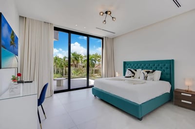 Luxury Villa Photo #38