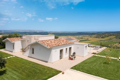 Luxury Villa Photo #12