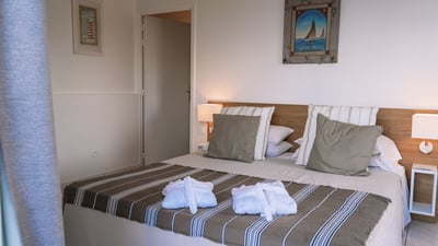 Bedroom 4: Bedroom on the lower level, king size bed, air conditioning, television and DVD player. E