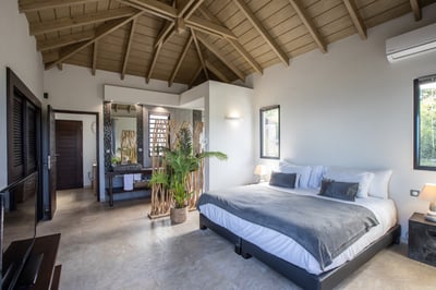 Luxury Villa Photo #37