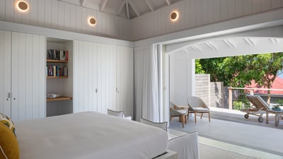 Bedroom 1: Located in a separate bungalow. Large king size bed, air conditioning, mosquito screens a