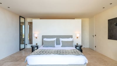 Bedroom 3: Located&nbsp;on the main&nbsp;level, with&nbsp;ocean view. Euro king size bed, air condit