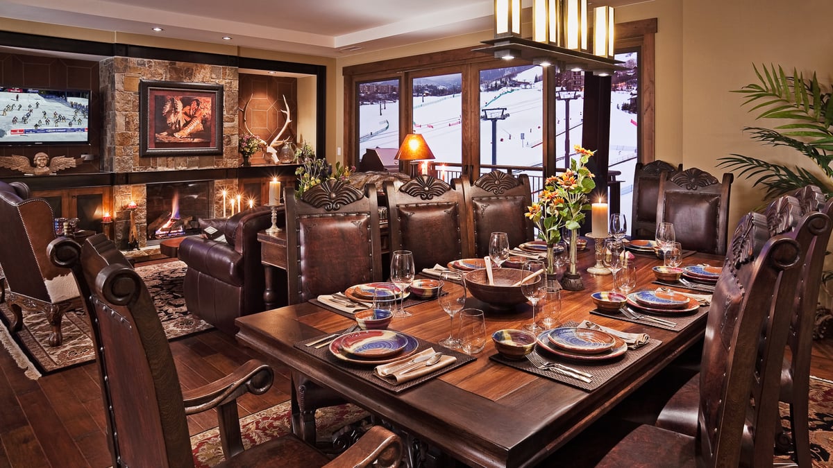 Luxurious dining area - Image 2