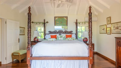 Bedroom 2: On a middle level. King size bed, air conditioning, HD-TV, Apple TV, dressing room, 