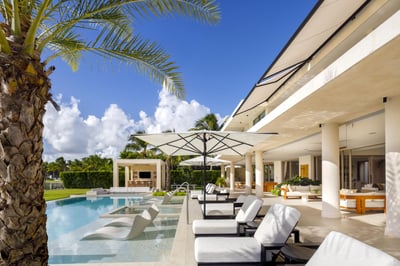 Solara – Lakefront Luxury with Gym, Sauna & Sunset