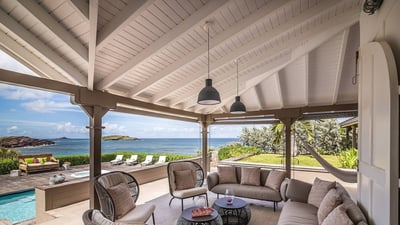 Outdoor Lounge & Dining Area