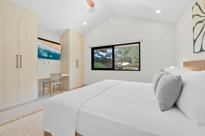 Suite 7: King Bed, AC & TV – Level 1