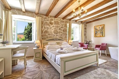 Luxury Villa Photo #24