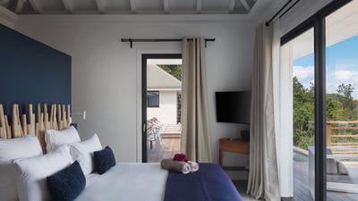 Bedroom 2: King size bed, air conditioning, HD-TV, safe. Adjoining bathroom, rain shower, sink,