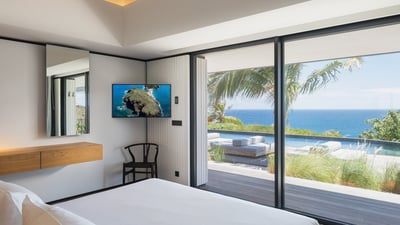 Bedroom 3: Air conditioning, king size bed, HD-TV with American satellite, safe. En-suite bathroom, 