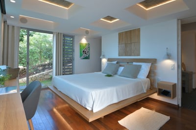 Bedroom 4: On the main. Air conditioning, king size bed, safe. Adjoining bathroom with shower, doubl