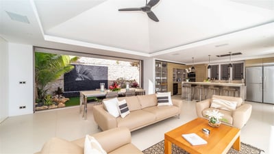 Luxury Villa Photo #32