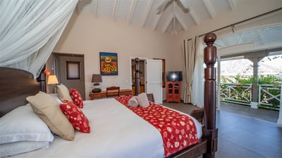 Bedroom 1: On the main level. King size bed, air conditioning, HD-TV, Dish Network, safe. Ensuite ba