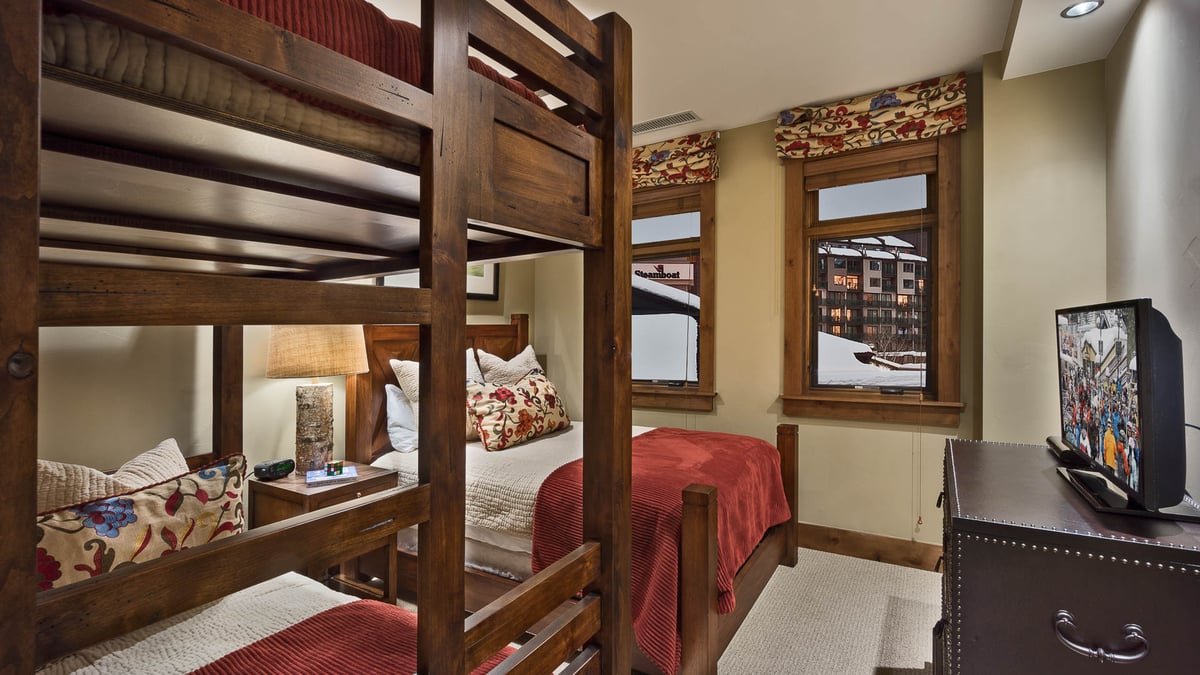 Family suite with queen bed and twin bunk - Image 9