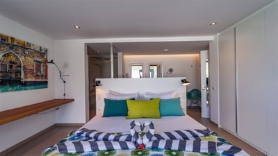 Bedroom 1: Located on the main level. King size bed, air conditioning, HD-TV, Dish Network, App