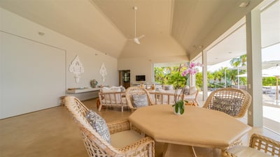 Luxury Villa Photo #23