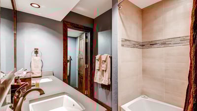 Queen room shared bath