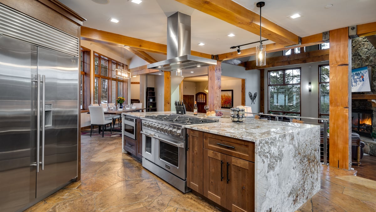 Gourmet Kitchen with professional appliances - Image 12