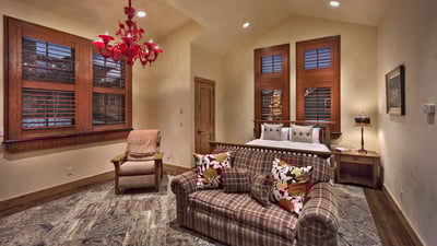 Upper level queen suite apartment sitting area