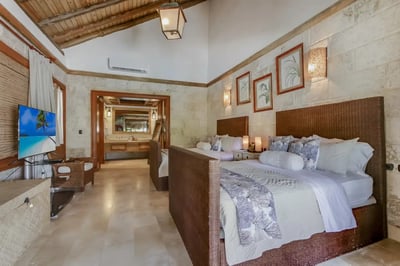 Luxury Villa Photo #18