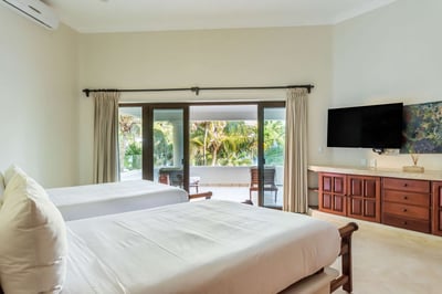 Luxury Villa Photo #32