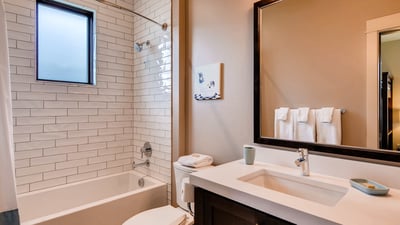 Bunkroom shared bath