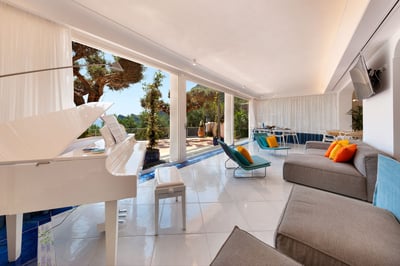 Luxury Villa Photo #12