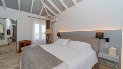 Bedroom 1: King size bed, air-conditioning, HD-TV, safe. Ensuite bathroom with double washbasins and