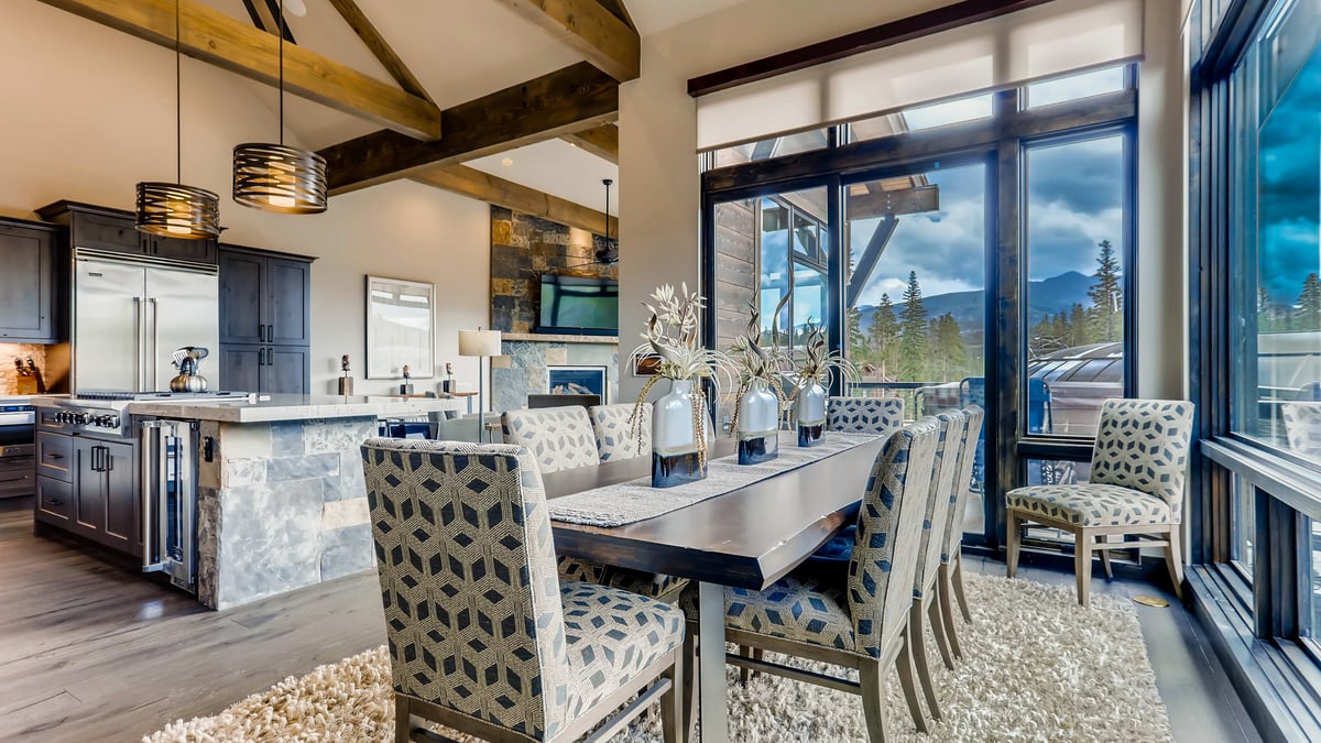 Open concept dining to kitchen - Image 15
